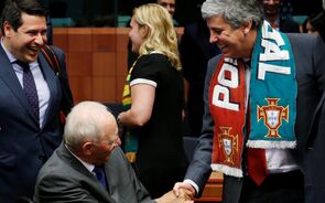 Centeno com o cachecol da Selecção é felicitado no Eurogrupo