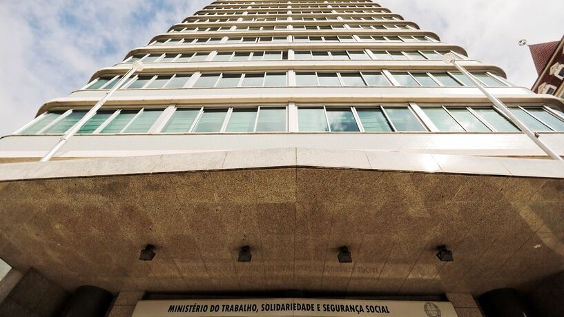 Como se calcula o lay-off que começa a meio do mês? Governo esclarece