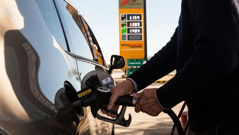 Aumento de imposto e subida do petróleo leva combustíveis para máximos
