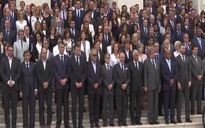 Primeiro-ministro e parlamento cumprem minuto de silêncio