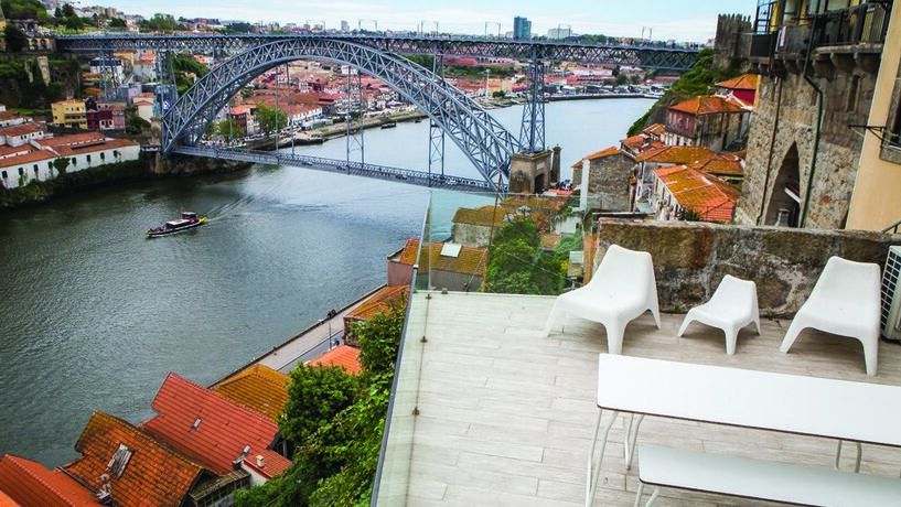 Câmara do Porto quer concessionar mobiliário urbano e receber um milhão por ano