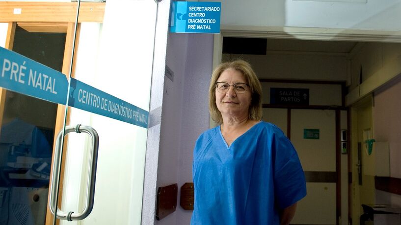 Na preparação e depois na mesa de operações é essencial a função da enfermeira Conceição Lopes no apoio aos cirurgiões do Hospital de Vila Nova de Gaia. 