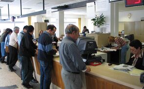 Fisco gasta mais de 327 mil euros em cadeiras, armários, gavetas e cestos de papéis