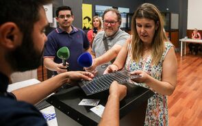Ana Sofia Antunes vota com recurso a matriz em braille