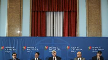 Governo quer travar aumento de funcionários públicos