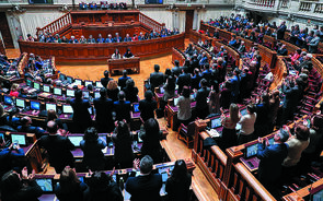 Aprovação do lay-off sem o Parlamento divide constitucionalistas