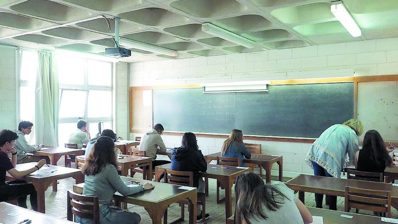 Reabertura de aulas presenciais é "precoce e imprudente", dizem professores