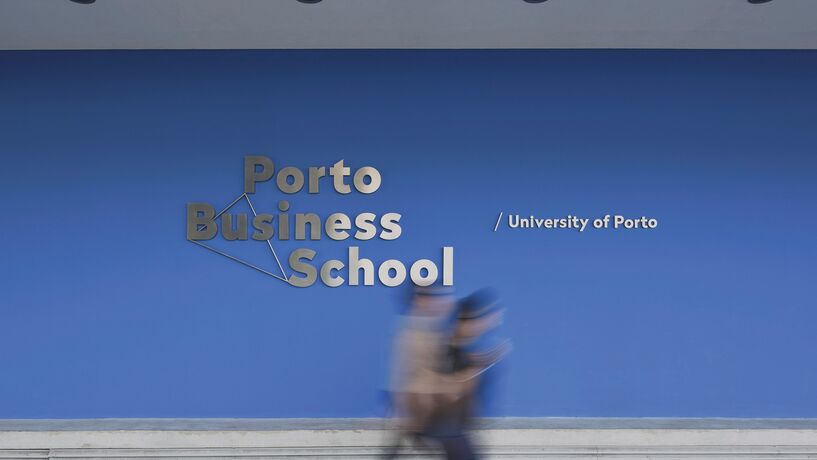 Porto Business School regressa às aulas sem papel e tabaco à porta