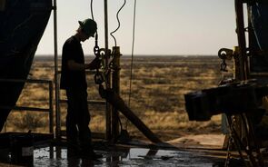 Petróleo sobe com expectativa de queda das reservas