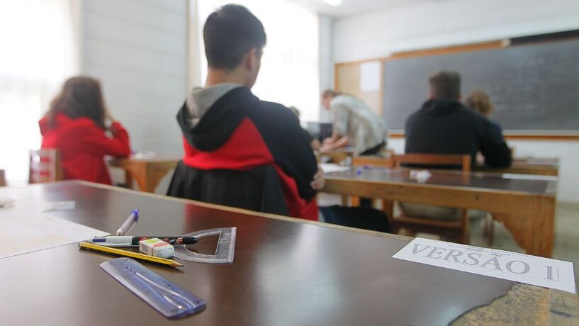 Ministério encurta prazos de contratação de professores para tentar garantir aulas a 18 de maio