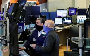 Aumento de infeções e testes de stress pressionam Wall Street