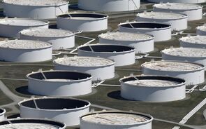 Aumento dos inventários e covid-19 afundam petróleo