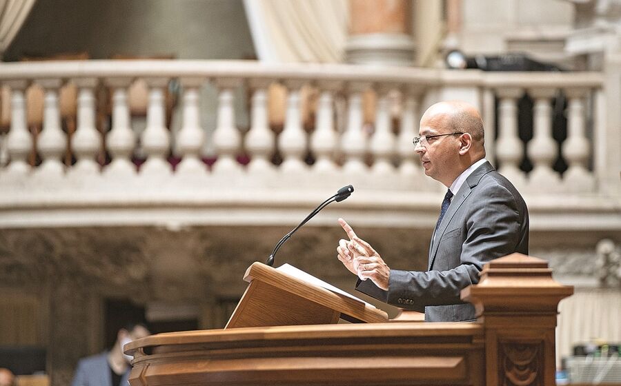 João Leão, ministro das Finanças, disse esperar que esta crise seja rapidamente ultrapassada assim que a pandemia ficar sob controlo, por não ter uma origem estrutural.
