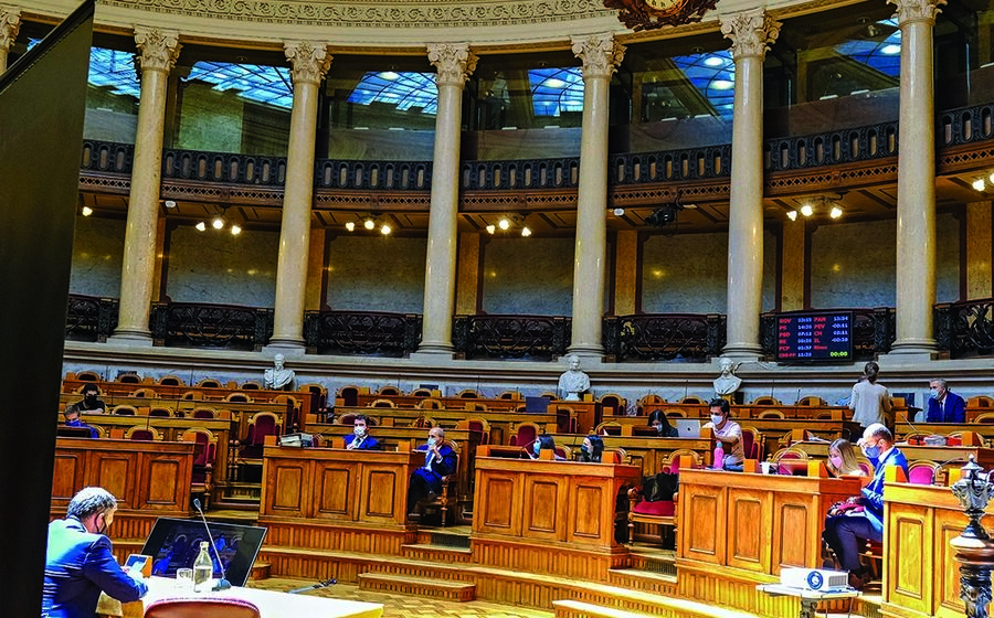 Os deputados terminaram ontem o segundo dia de votação na especialidade das alterações ao Orçamento retificativo.