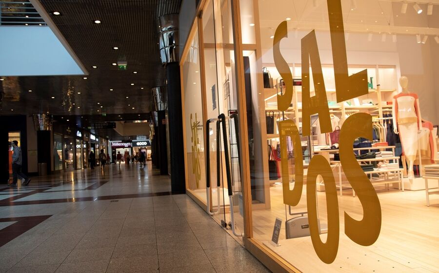 As lojas dos centros comerciais estiveram encerradas até 1 de junho. Em Lisboa, as restrições prolongaram-se até 15 de junho.