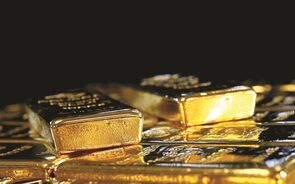 Ouro alivia mas continua a rondar máximo de cinco semanas