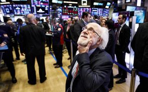 Bolsas hesitantes com juros do Tesouro a recuar e leilões a caminho