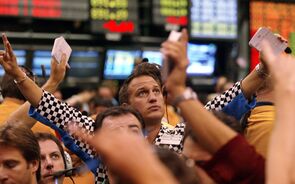 Ações europeias com maior subida desde novembro. Ouro e petróleo caem com medo da inflação