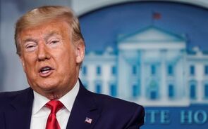 Trump assina decreto a dar prioridade às vacinas para EUA antes de exportação