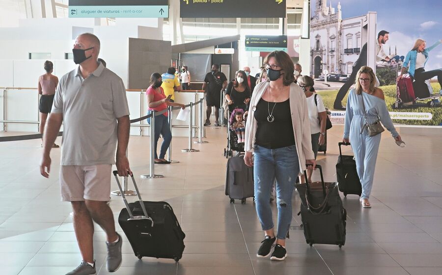 A atividade turística recuperou em julho, mês em que os estabelecimen tos hoteleiros receberam um milhão de hóspedes, responsáveis por 2,6 milhões de dormidas.