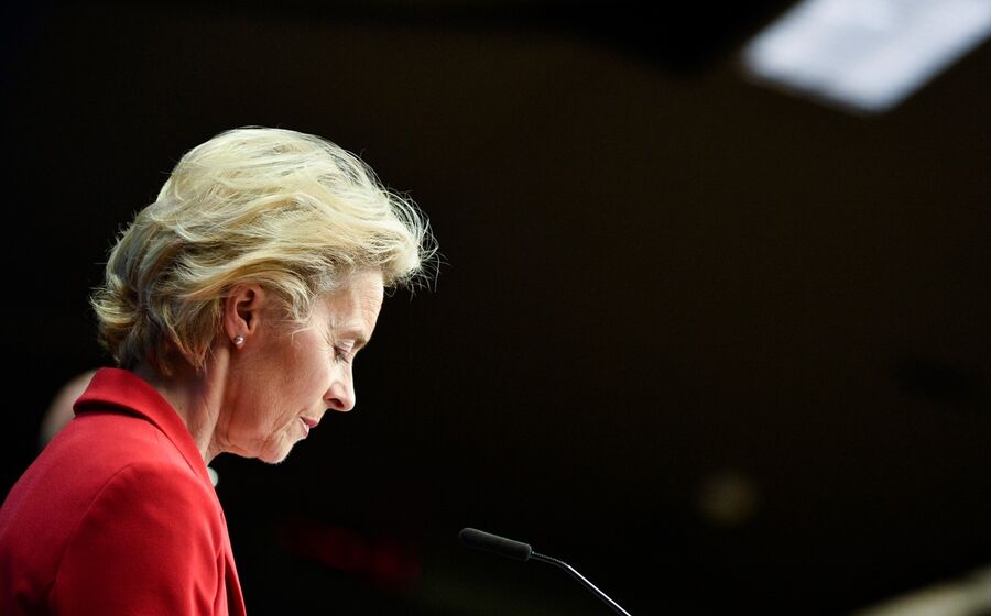 A Comissão Europeia, liderada por Ursula von der Leyen, conduziu a emissão de obrigações sociais para apoiar os países na recuperação.