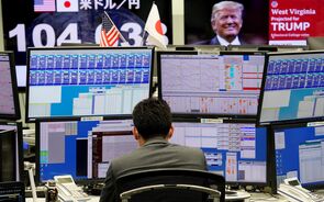 Mercados já reagem às primeiras projeções: bolsas sobem e dólar cai
