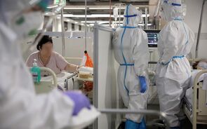 Mortes por covid-19 em mínimo de cinco semanas e infeções com menor subida em 2 meses