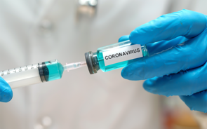 Análise de resultados da vacina Oxford/AstraZeneca confirma eficácia até 90%