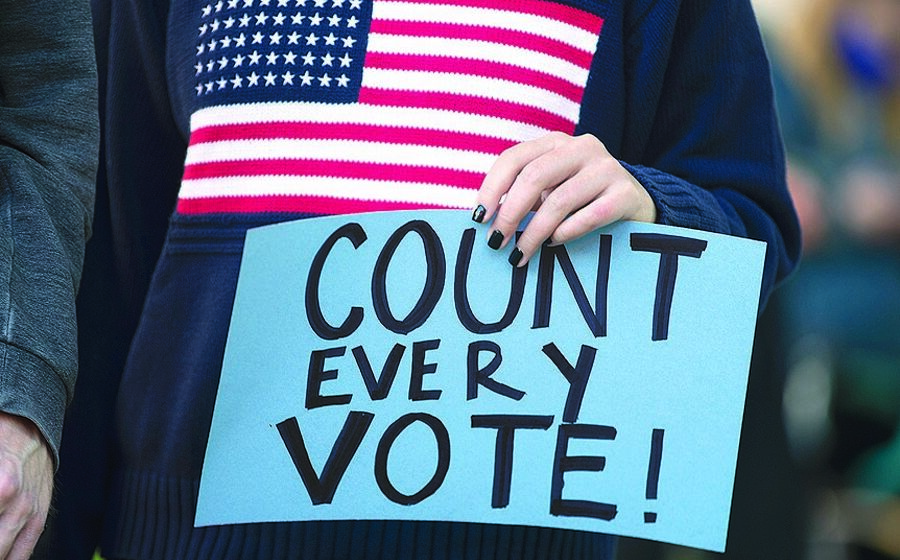 Democratas batem-se pela contagem de todos os votos, republicanos pedem a suspensão das contagens.