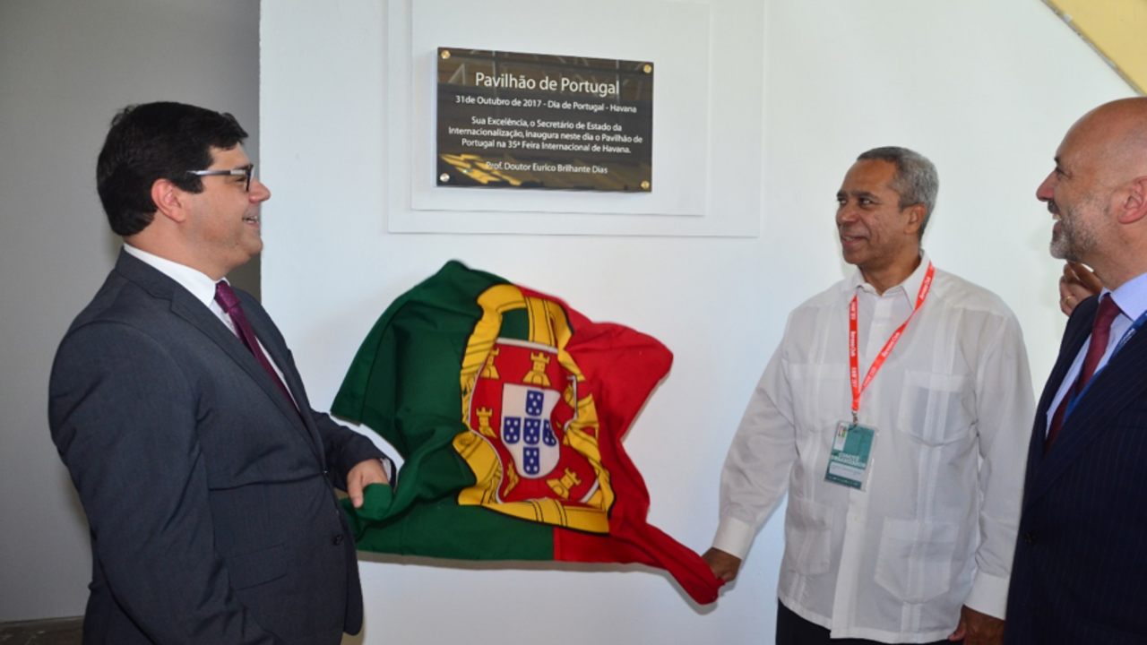 O secretário de Estado da Internacionalização, Eurico Brilhante Dias, e o vice-ministro do Comércio Exterior de Cuba, Antonio Carricarte Corona, inauguram oficialmente o Pavilhão de Portugal na edição de 2017 da FIHAV.