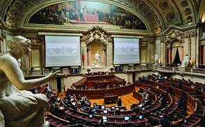 Parlamento inicia na quinta-feira testes rápidos a deputados e outros elementos da AR