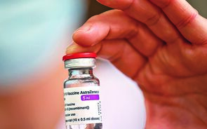 Itália e França vão retomar vacina da AstraZeneca assim que reguladores derem o 'ok'