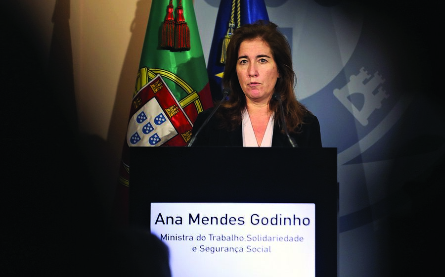 Pouco a pouco, Ana Mendes Godinho vai flexibilizando regras mais apertadas do que na primavera.