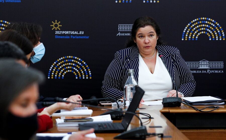 Alexandra Leitão reconhece que a falta de perspetiva de carreiras acaba por afastar candidatos da administração pública.