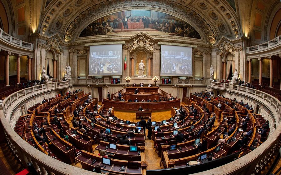 PS, BE, PAN, PEV e Iniciativa Liberal tinham projetos sobre a eutanásia. Votação só será depois do verão.