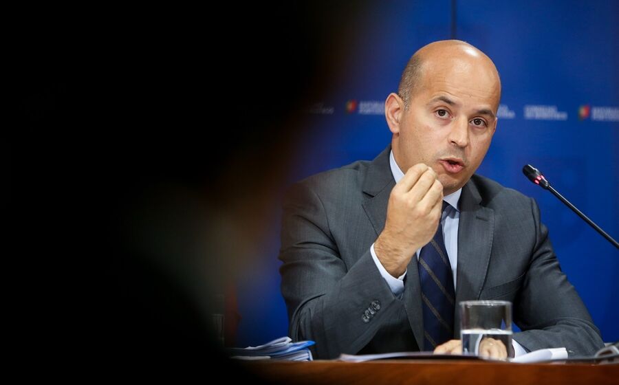 O Ministério das Finanças, liderado por João Leão, decidiu rever as condições dos certificados do tesouro. Nova remuneração cai de 1,39% para 1%, a sete anos.