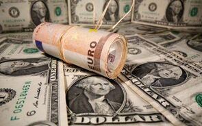 Dólar renova máximos de 20 anos contra o iene. Euro na linha de água