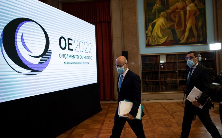 João Leão quer assegurar a cobrança das contribuições extraordinárias a todo o ano de 2022 e a esquerda vai dar-lhe uma mão.