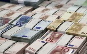 Euro na 'linha de água' e libra no vermelho