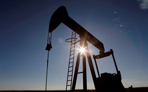 UE acorda limite máximo de 60 dólares ao petróleo russo